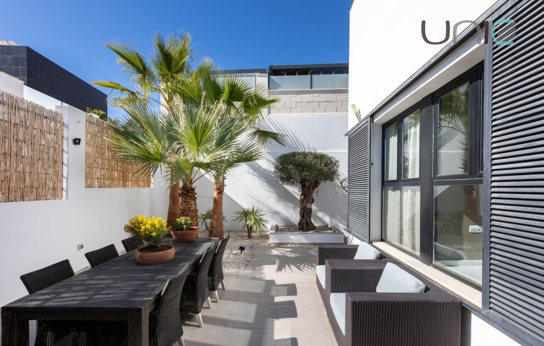 Resale - Villa - Polop de La Marina