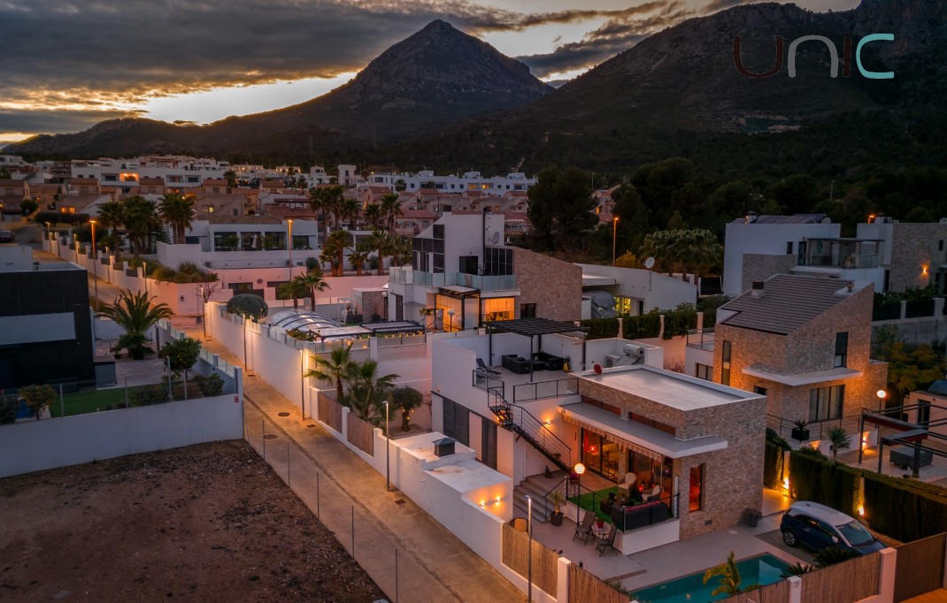 Resale - Villa - Polop de La Marina