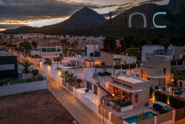 Resale - Villa - Polop de La Marina