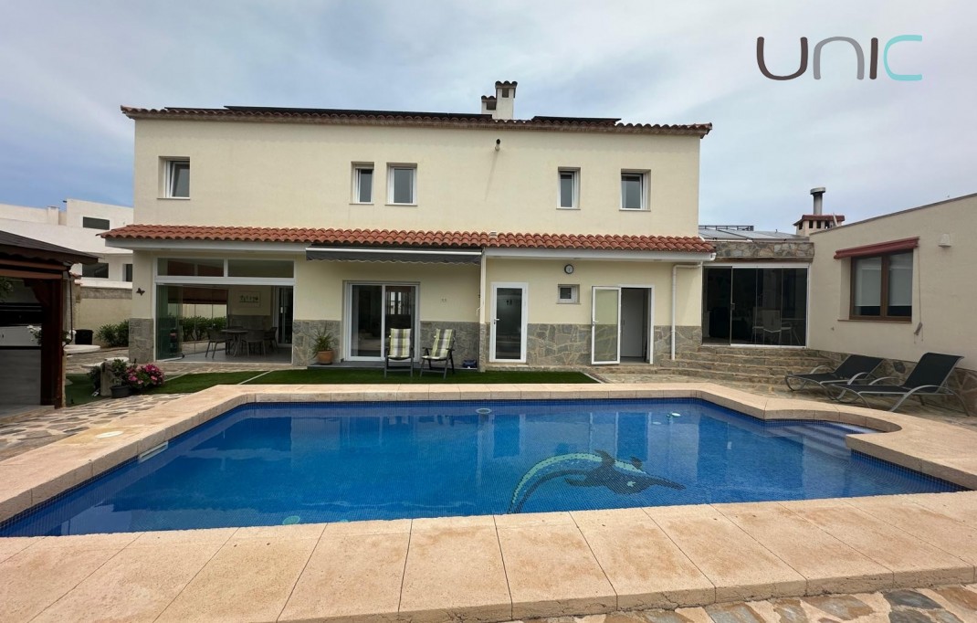 Resale - Villa - Albir