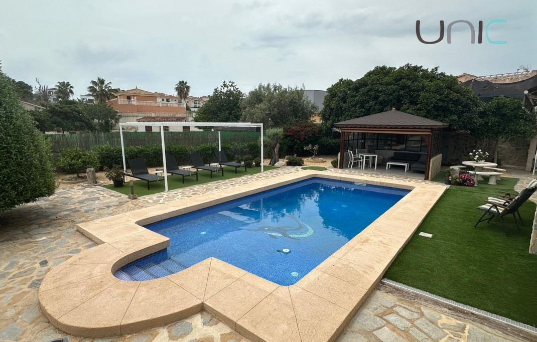 Resale - Villa - Albir