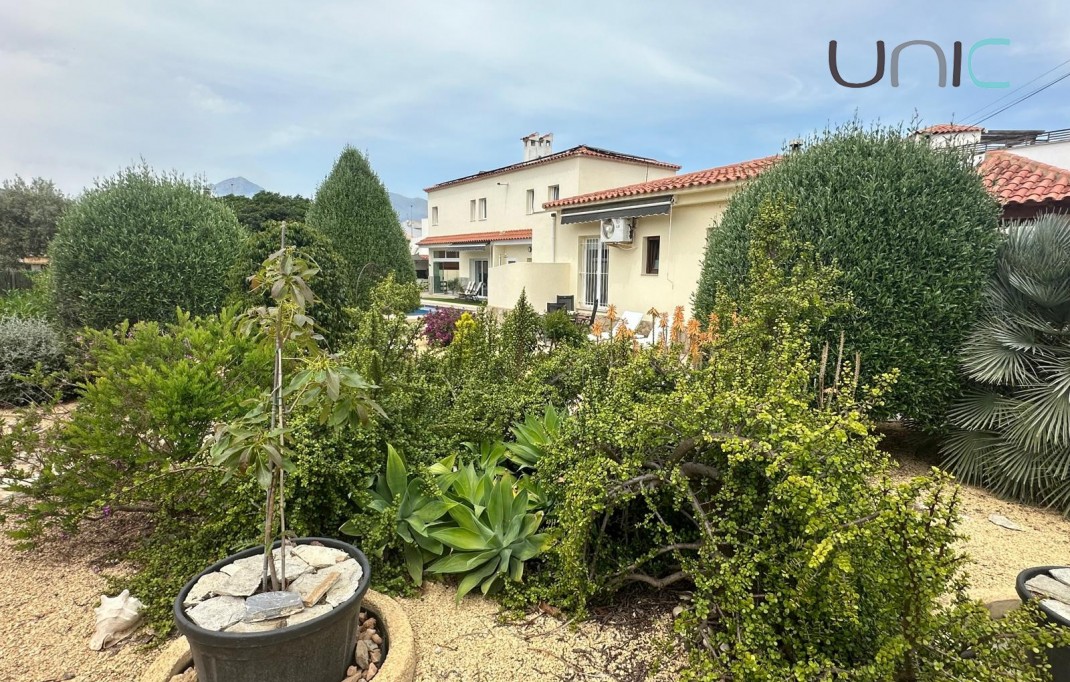 Resale - Villa - Albir