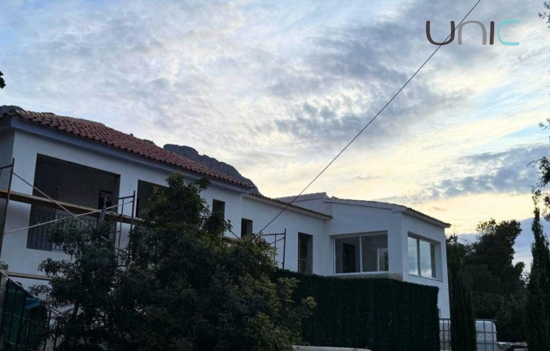 Resale - Villa - Altea